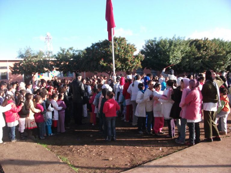 الحسيمة… استبدال العلم الوطني بعلم أمازيغي يجر مدير مدرسة وأستاذين للاعتقال
