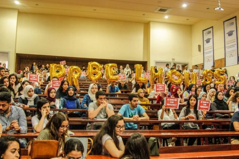 طلبة الطب يتضامنون مع أستاذهم الموقوف بشكل مثير (صورة)