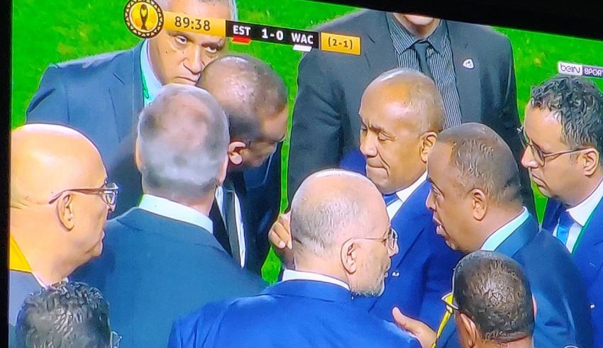 الناصيري: تسنينا الفار يخدم لكن قالونا فاتت 12 ديال الليل. وخبير: قانونيا يجب أن تُعاد المباراة