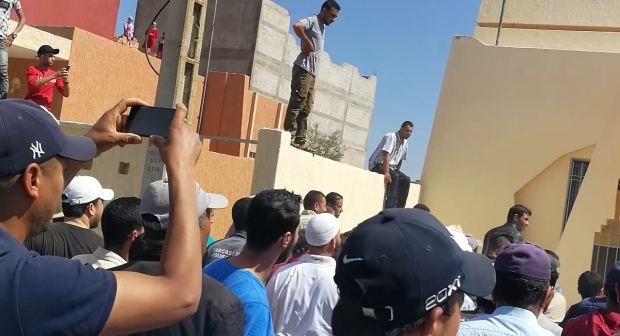 بالفيديو.. ملثم يطلق الرصاص لاقتحام وكالة بريدية بخنيفرة