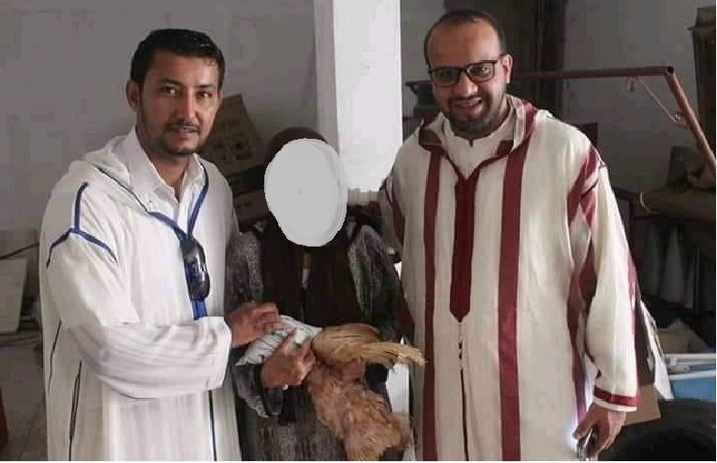 شخصان يثيران سخط نشطاء بصورة “سيلفي” مع مواطنة معوزة ودجاجة