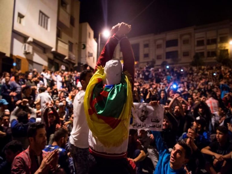 بالفيديو.. تطويق أمني وشعارات مزلزلة في استقبال المعفى عنهم من سجن الحسيمة