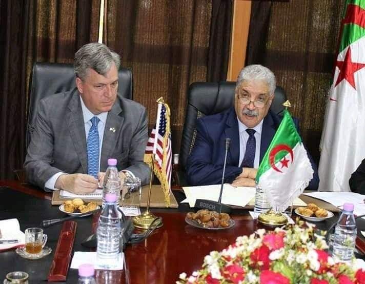 استفتاء رسمي بالجزائر لإسقاط اللغة الفرنسية وتعويضها بالإنجليزية (فيديو)