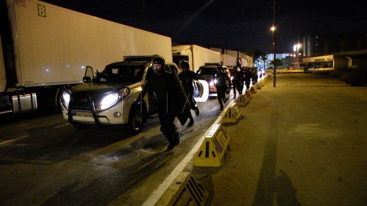 تطويق أمني مشدد لميناء سبتة بعد اقتحامه من مغاربة ودعوات عنصرية لـ”تطهيره”