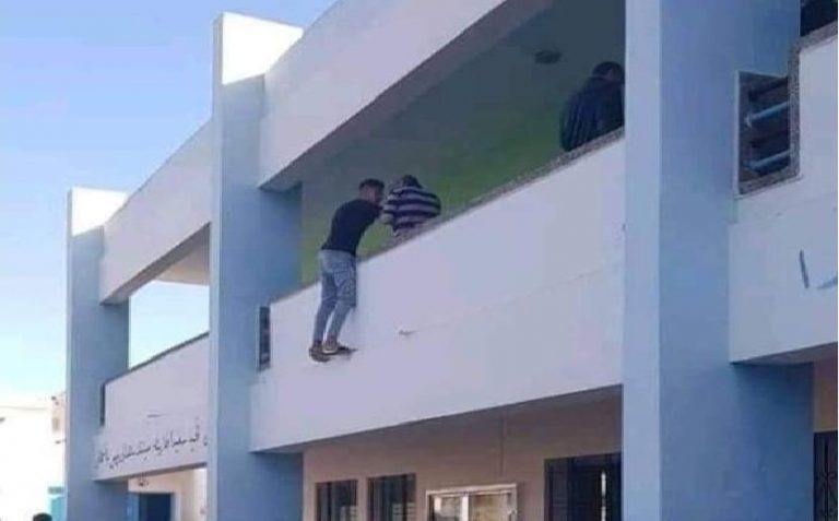 تلميذ يهدد بالانتحار بعد منعه من “الغش” في امتحان الباك (صورة)
