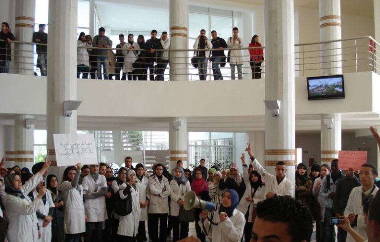 أساتذة كلية الطب يخرجون للاحتجاج تضامنا مع زملائهم الموقوفين