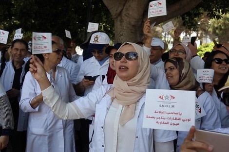 أطباء العيون يعلقون احتجاجاتهم ويتمنون تَفَهُّم الحكومة