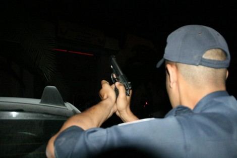 إطلاق النار على شخص هدد مواطنين بسلاح أبيض