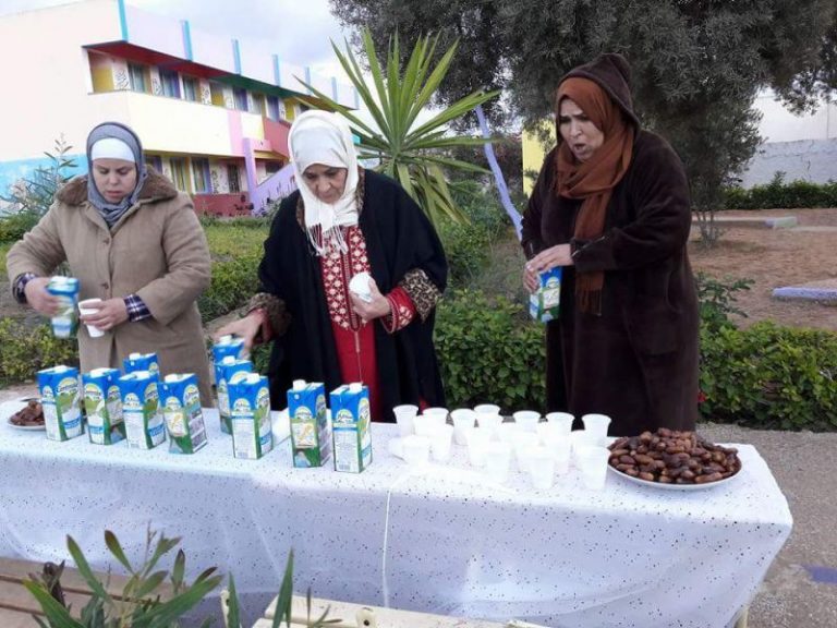 تزامنا مع امتحان الباكلوريا.. ثانوية تستقبل تلاميذها بالتمر والحليب