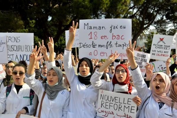 مثير.. تلاميذ في وقفة احتجاجية بسبب “صعوبة” أسئلة امتحان الباك (فيديو)