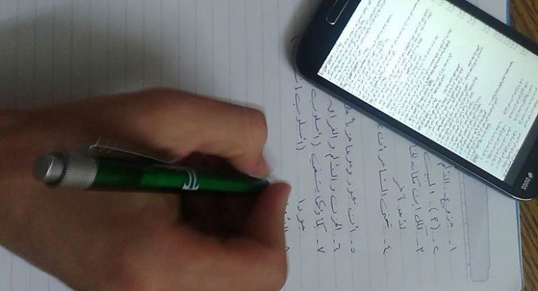 توقيف طالب جامعي أنشأ مجموعة “واتساب” لنشر أسئلة وأجوبة “الباك”