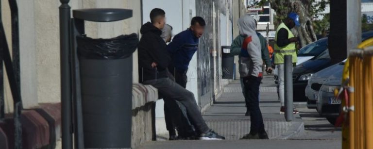 لهم منازل بالمغرب.. توقيف مغاربة يُهجّرون ويحتجزون قاصرين بإسبانيا ليساوموا ذويهم (فيديو)