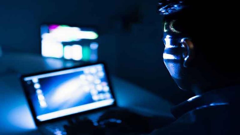 سطّات..توقيفُ شبكة تضمُّ فتياتٍ و طلبة تبتزُّ خليجيين بِصُوَر وفيدويهات إباحيّة