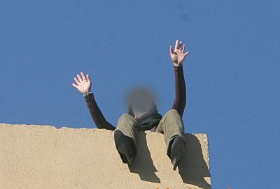 القنيطرة.. تدخل بطولي من شاب لإنقاذ فتاة حاولت الانتحار (فيديو)