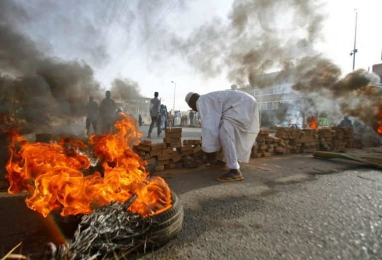 السودان: ارتفاع عدد ضحايا فض الإعتصام إلى 108 وسط أنباء عن العثور على 40 جثة في النيل.. ومطالب بتحقيق دولي