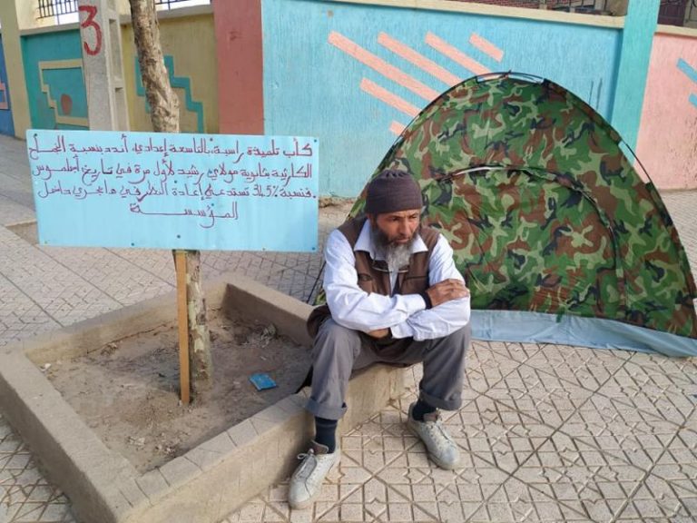 مثير.. أب تلميذة راسبة يعتصم تنديدا بنسبة النجاح (صور)