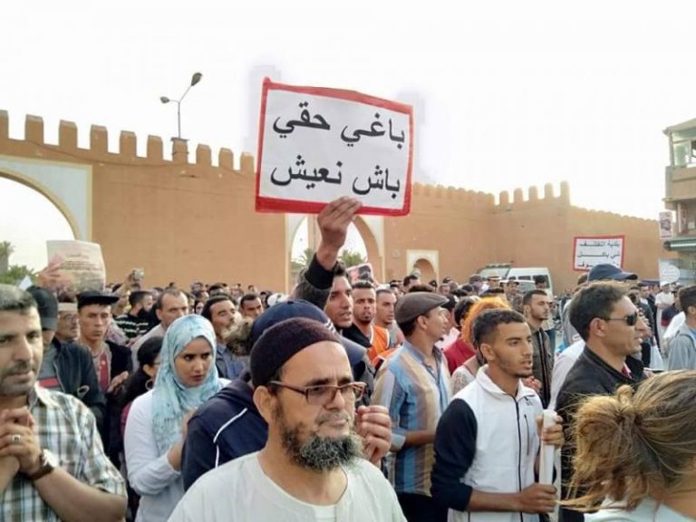 “مسيرة الغضب” تجتاح شوارع تيزنيت بصور الزفزافي (صور)