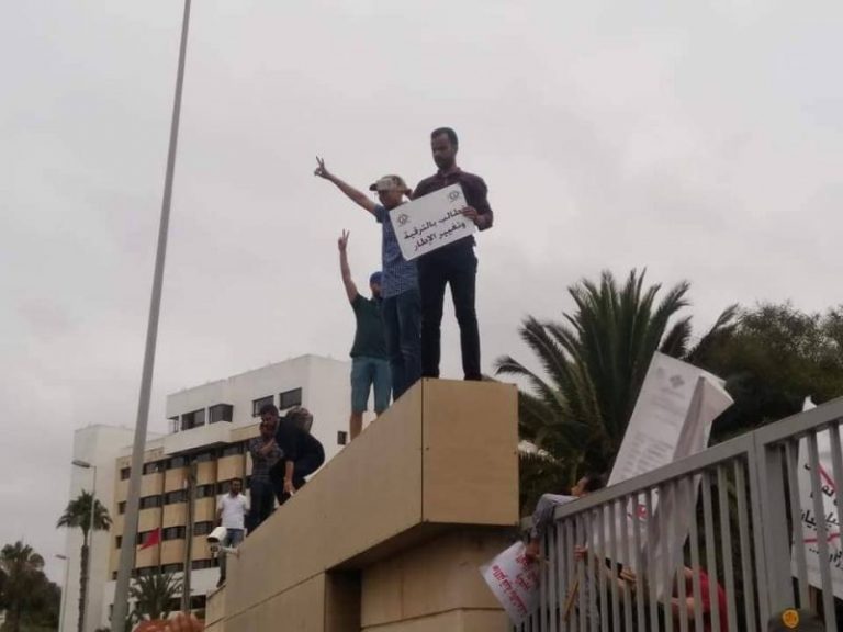 عاجل..أساتذة يقتحمون وزارة الوظيفة العمومية