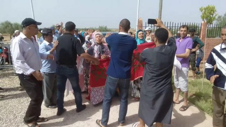 فلاحو تادلة ينتفضون ضد مقلع للرمال (صور وفيديو)