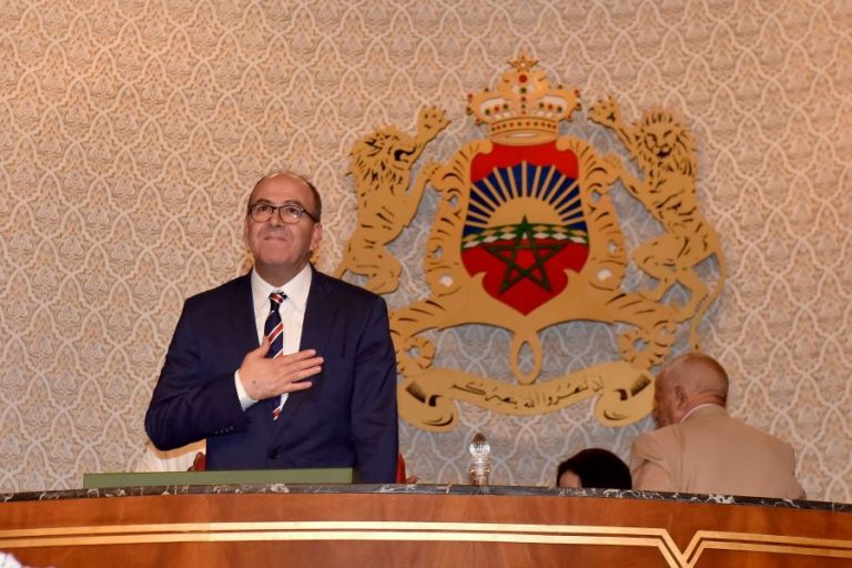 موظفو مجلس المستشارين يحملون الشارة الحمراء في وجه بنشماس (صور)