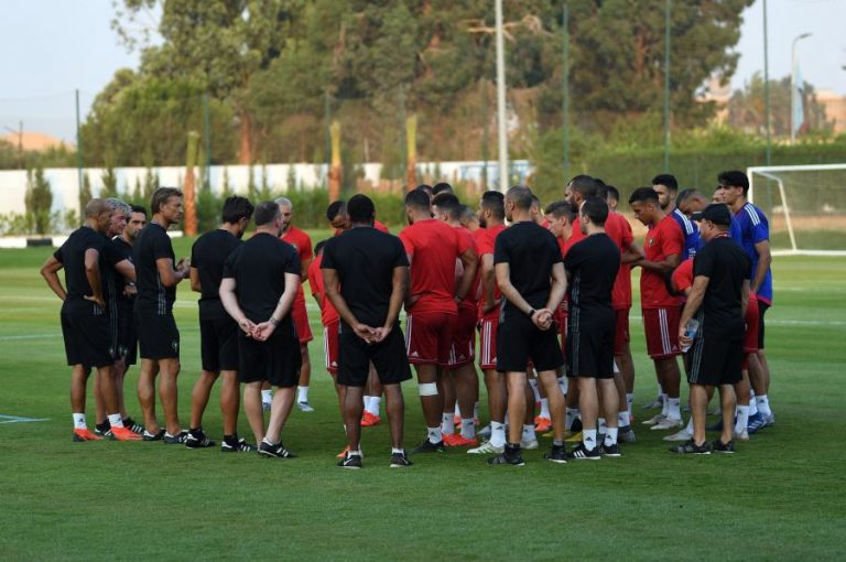 رئيس جنوب إفريقيا يتدخل قبل مباراة المنتخب الوطني (صور)