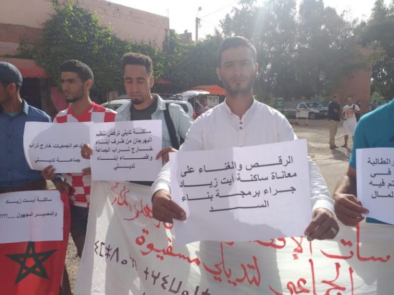 مواطنون يحتجون رفضا لمهرجان فني (صور)