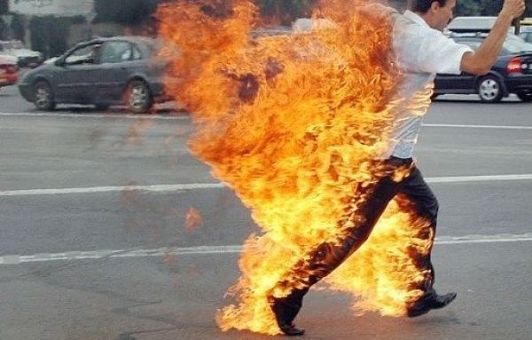 بعد وفاته.. الكشف عن أسباب إضرام نادل النار بجسده داخل مقهى في مراكش