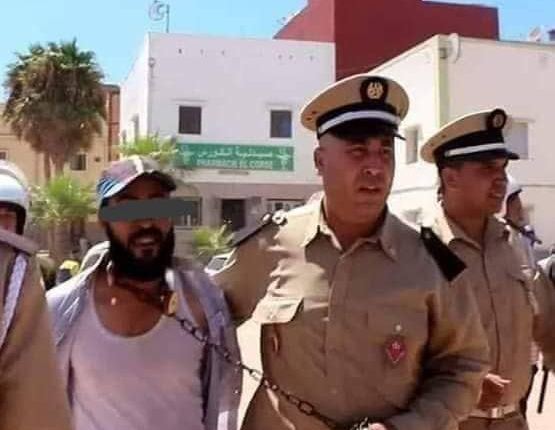 متابعة البائع الذي اعتقل مقيدا بالسلاسل وزوجته بتهم ثقيلة