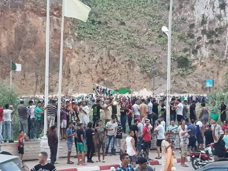 مشهد مثير لجزائري اخترق الحدود مع المغرب فرحا بتأهل “محاربي الصحراء”  (فيديو)
