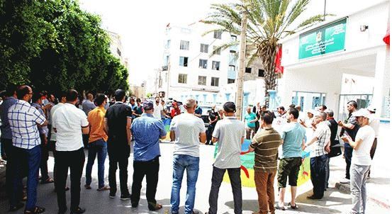 احتجاج ضد إحالة أستاذ على المجلس التأديبي بسبب حراك الريف (صور)