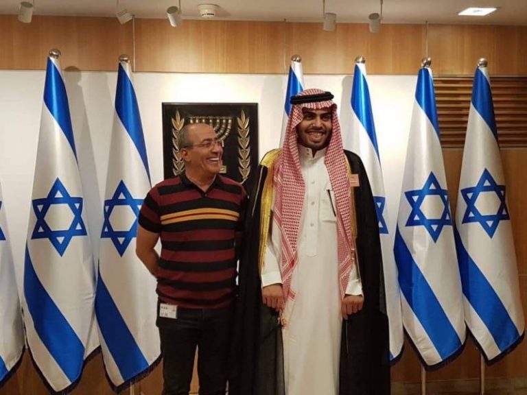 فلسطينيون يطردون سعوديا من المسجد الأقصى بشكل مذل (فيديو)