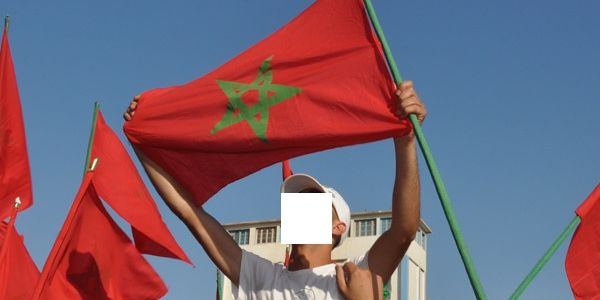 خطير ..”نافذ” يدنس العلم الوطني وصور الملك أمام أعين السلطات (فيديو)