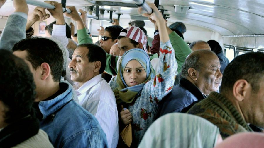 مرة أخرى.. فيديو صادم لشخص أخرج قضيبه للتحرش بالنساء في الشارع العام