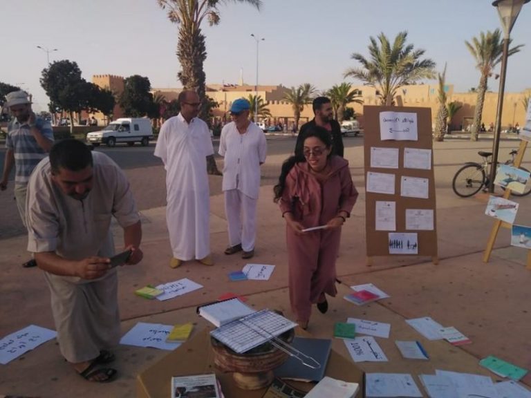 معطلون يقومون بـ”شي” كتب وشواهد جامعية