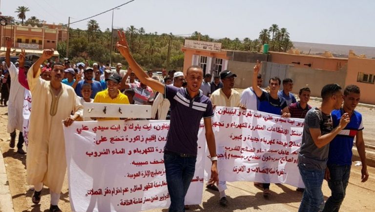 ضعف الخدمات يخرج ساكنة زاكورة للإحتجاج (صور)