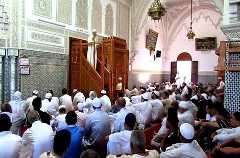 على طريقة الزفزافي.. شاب يوقف خطبة العيد رفضا لاستغلالها سياسيا (فيديو)