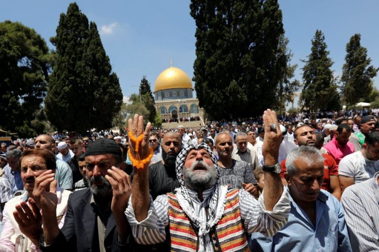 ممثلة لبنانية تدعو إلى حرق الفلسطينيين في “أفران هتلر”