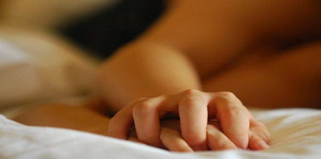 أستاذ جامعي يحب أخته ويعيش معها حياة الزوجين