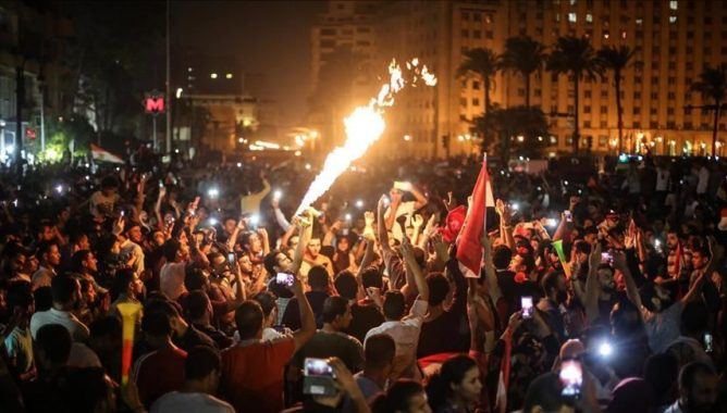 الأمن المصري يطلق القنابل الغازية ويعتقل مئات المتظاهرين ومصورين