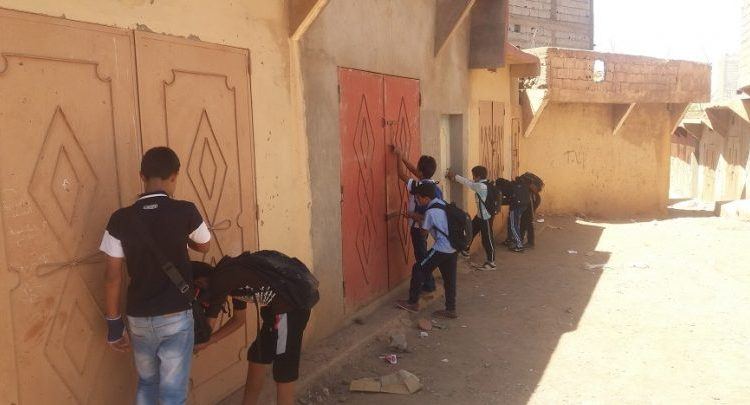 تلاميذ يسكنون “كرجات” تنعدم فيها شروط العيش (صور)