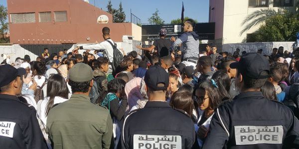 النقل المدرسي يخرج تلاميذ في مسيرة بعربات الحمير (صورة)