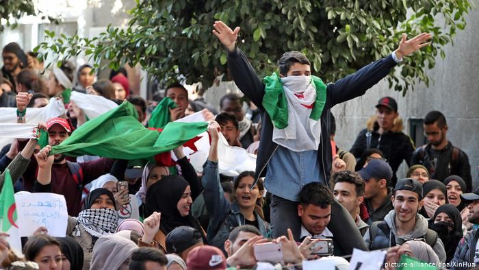 الجزائر في عنق الزجاجة.. تشدد النظام أمام إصرار الحراك