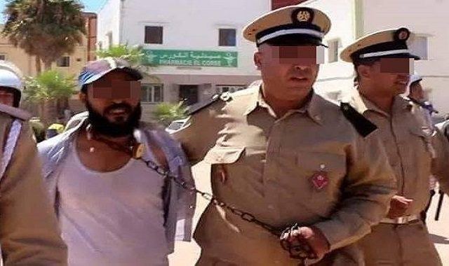 حقوقي يعلق على إدانة البائع المتجول الذي ربط بسلسلة خلال اعتقاله بالسجن النافذ