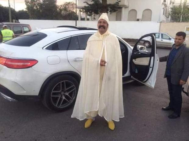 البرلماني “مول الموسطاش” يشيد مقهى في الطريق العام (صور)