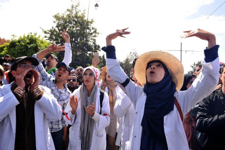 الفائض يدفع “المتعاقدين” إلى خوض أول إضراب عن العمل في هذا الموسم
