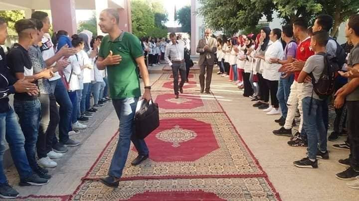 تلاميذ يحتفلون بأساتذتهم على طريقتهم