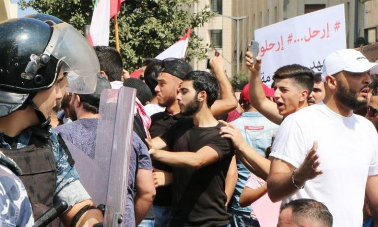 رئيس الحكومة يُخفض رواتب الوزراء والبرلمانيين وكبار الدولة بلبنان إلى النصف