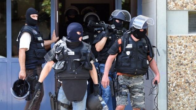 منفذ الهجوم على شرطة باريس مسلم وعلى صلة بسلفيين متطرفين