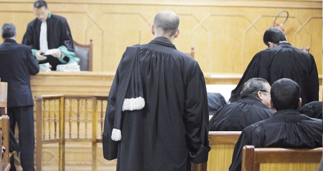 مثير.. هروب سجين أثناء عرضه على المحكمة بطريقة هوليودية