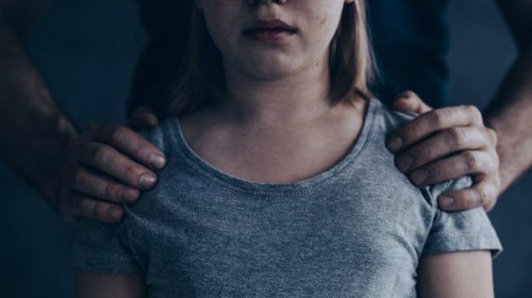 اعتقال معلم بمولاي يعقوب متهم بالتحرش بخمس تلميذات